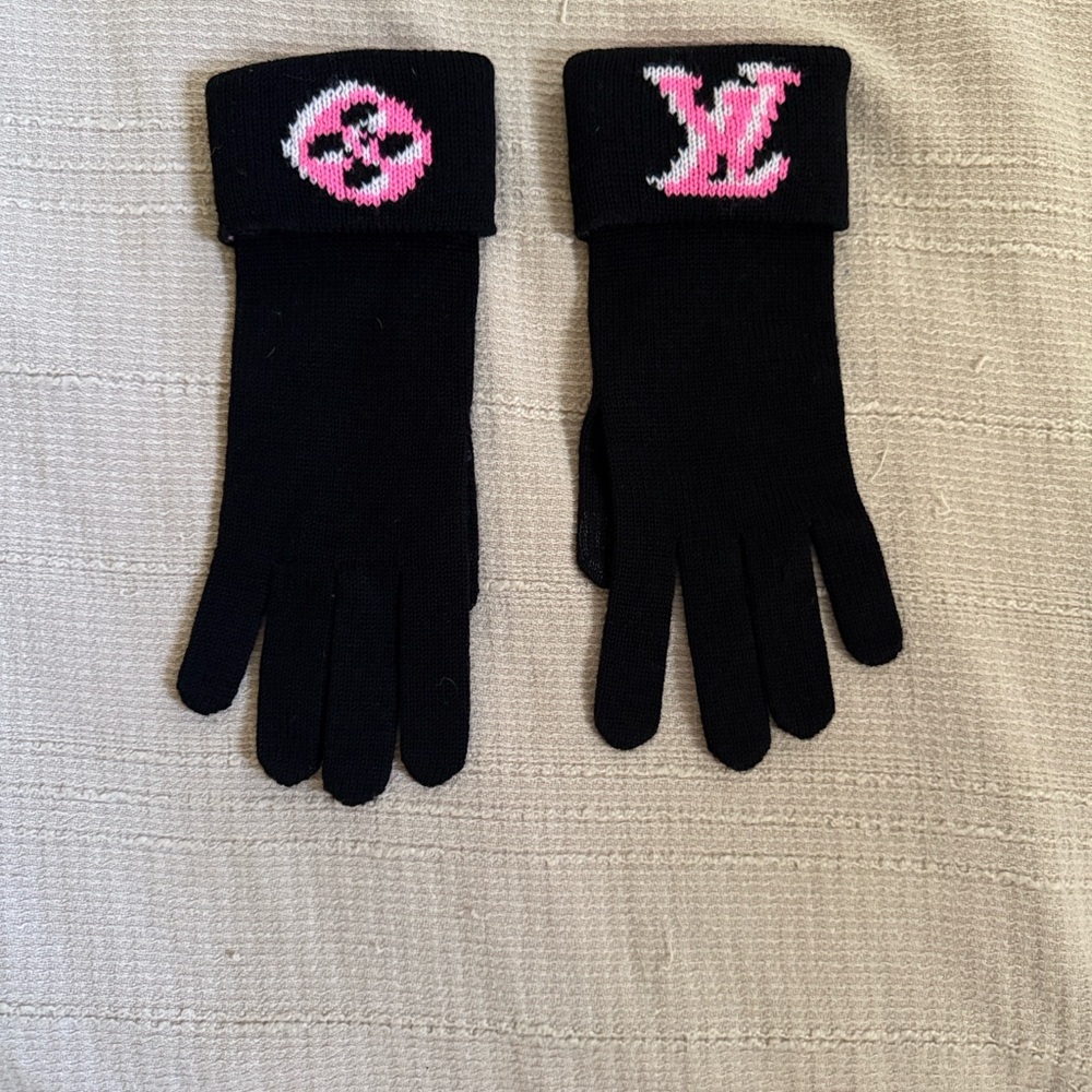 Louis Vuitton Black and Pink “3D” Monogram Beanie and matching Gloves - Picture 5 of 8